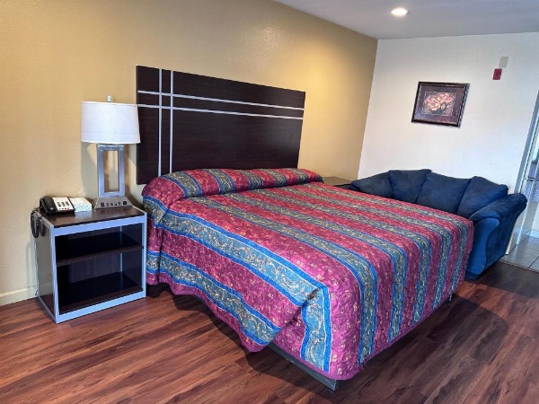 Colonial Inn Hammond image 11