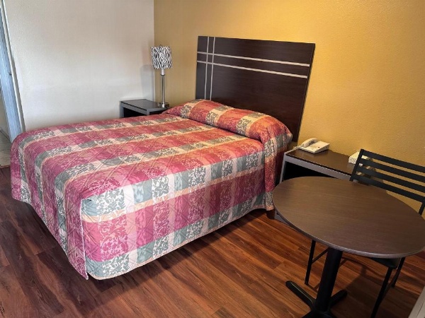 Colonial Inn Hammond image 8